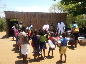 Escola-Ngoanine-Recebendo-as-prendinhas--300x225