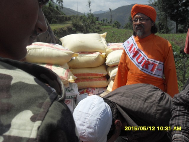 Nepal-Relief-work-Distribuição-de-mantimentos   